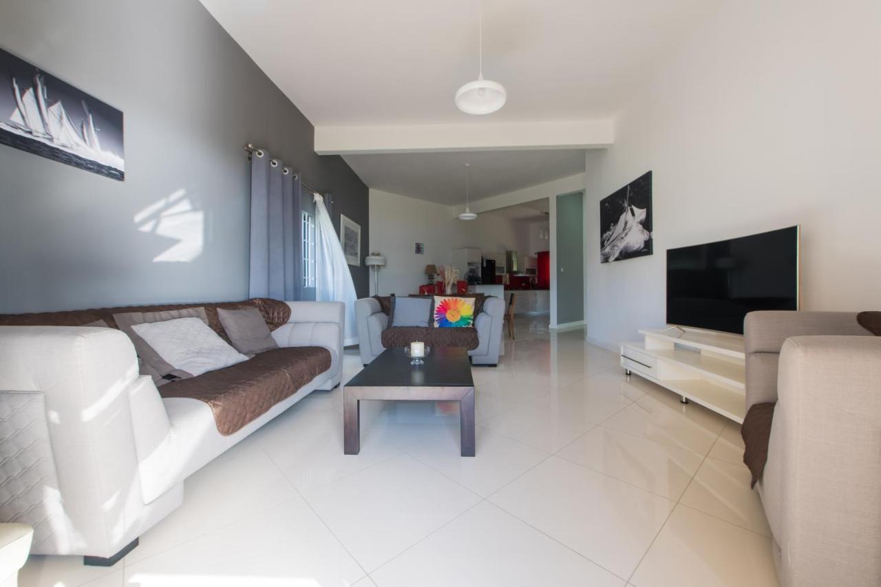 Pierre Bleue Beachfront Villa Flic en Flac Exterior photo