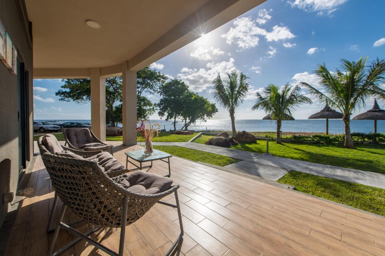 Pierre Bleue Beachfront Villa Flic en Flac Exterior photo