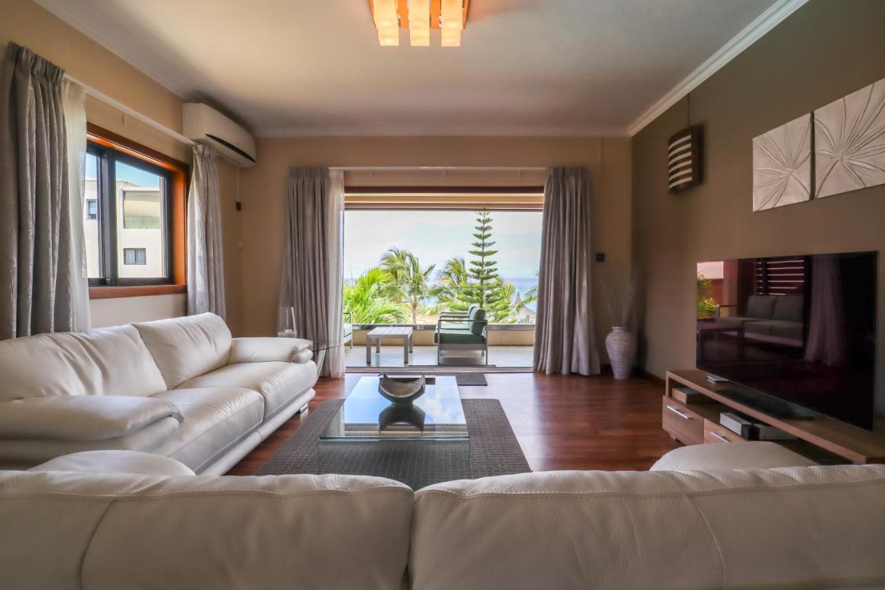 Pierre Bleue Beachfront Villa Flic en Flac Exterior photo
