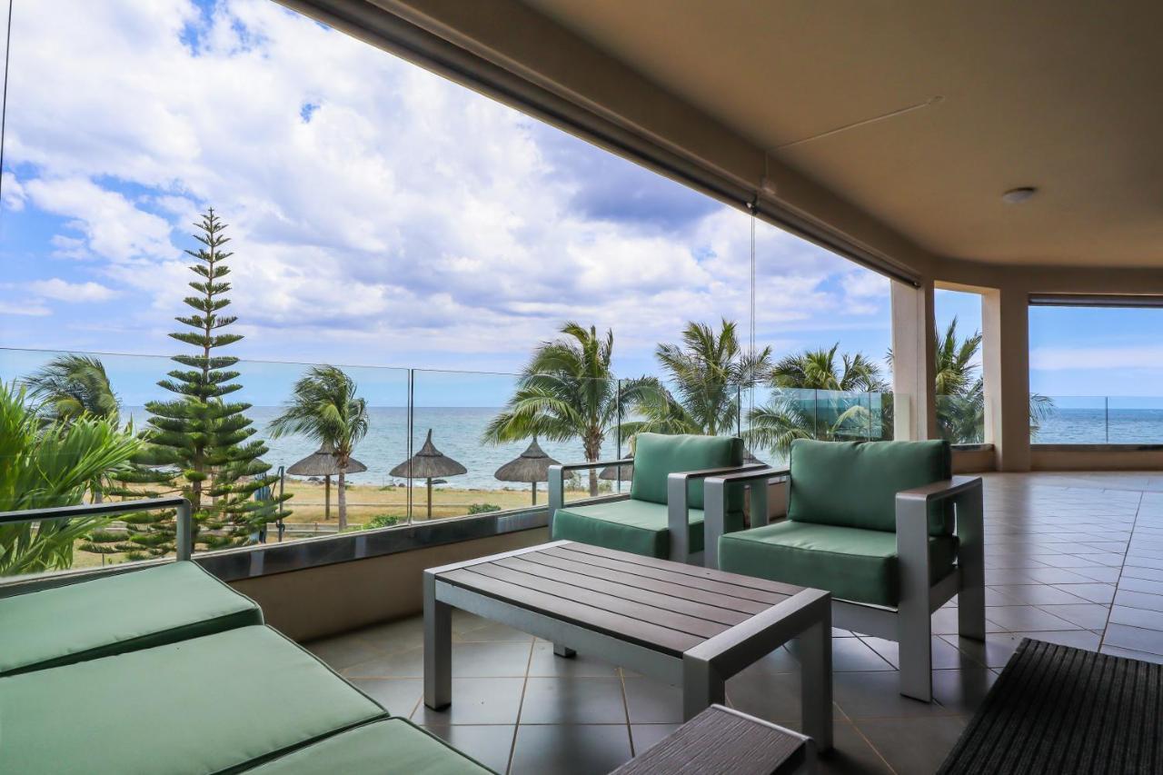 Pierre Bleue Beachfront Villa Flic en Flac Exterior photo