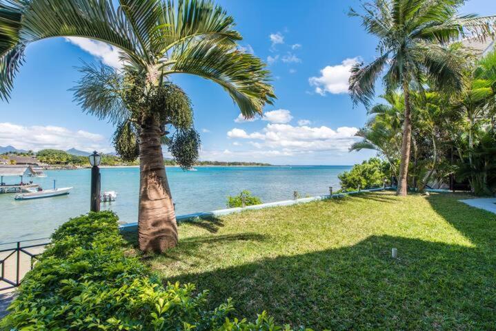 Pierre Bleue Beachfront Villa Flic en Flac Exterior photo